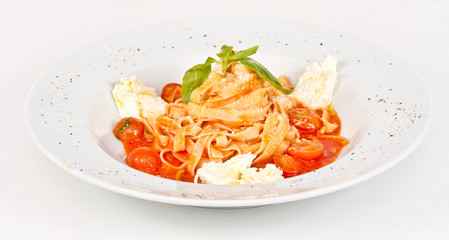 Pasta (tagliatelle) with cherry tomato and mozzarella