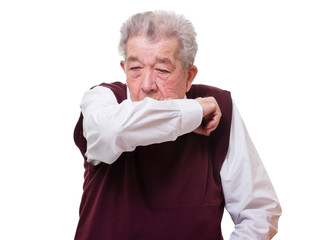 Senior hustet und hält den Arm vor dem Mund 2
