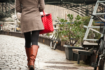 jeune femme marchant au bord de la Seine à paris