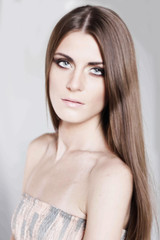 Naklejka premium Portrait of a beautiful young girl with long hair in studio