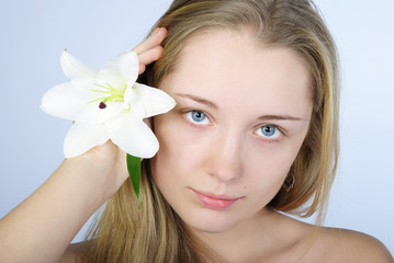 Obraz na płótnie Canvas beautiful girl with flower