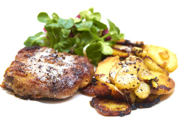 Paniertes Schnitzel mit Bratkartoffeln und Feldsalat