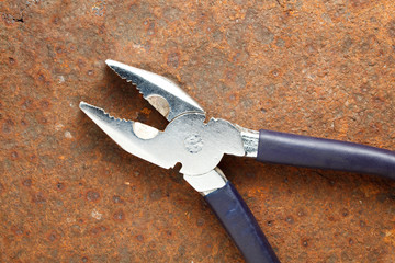 Obraz premium New pliers over grunge background