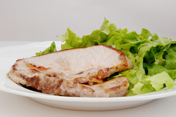 braciola di suino con insalata