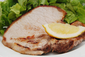 bistecca di suino con insalata