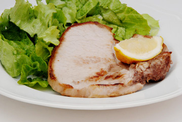 braciola di suino con insalata
