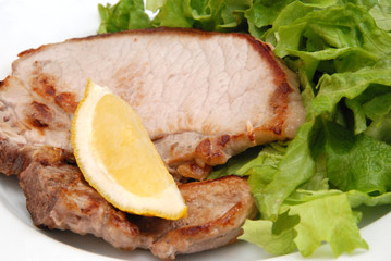 braciola di suino con insalata