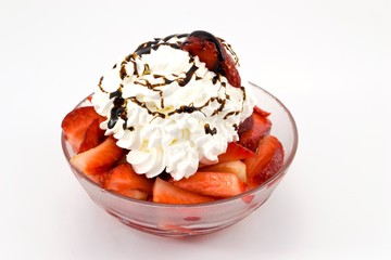Fragole con panna e cioccolata