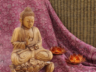 Buddha geschnitzt mit zwei Lotoskerzen