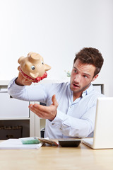 Student mit leerem Sparschwein