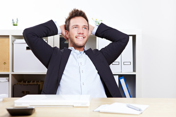 Mann im Büro beim Nachdenken