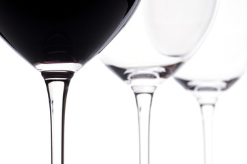 Drei Bordeaux-Weingläser mit Wein