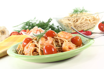 frisch gekochte Spaghetti mit Shrimps
