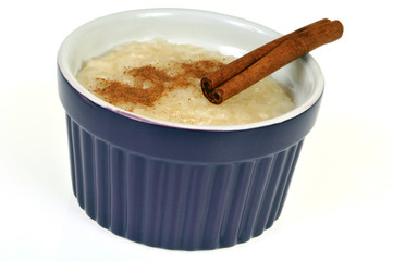 Ramequin de riz au lait et bâton de cannelle