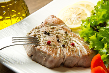 filetto di tonno alla griglia con insalatina