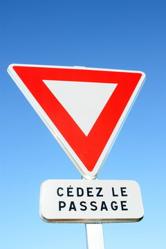 panneau "cedez le passage"