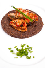 Canape aus Vollkornbrot mit Miesmuscheln und Schnittlauch