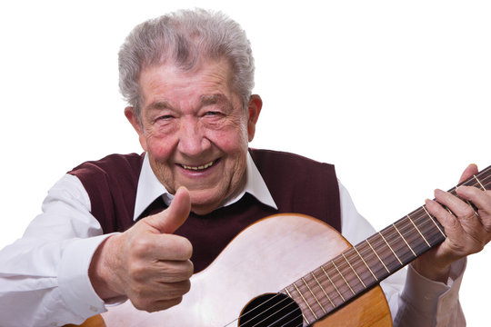 Senior lernt das Gitarrespielen