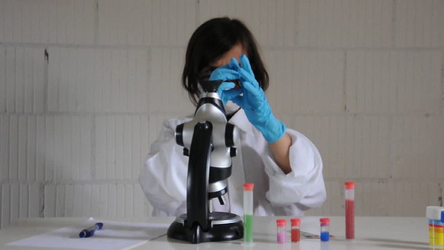 Schulkind im Labor