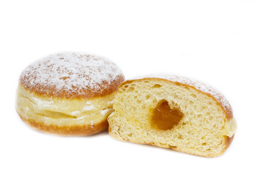 Traditionelle Krapfen auf weißem Hintergrund