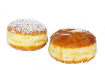 Traditionelle Krapfen auf weißem Hintergrund