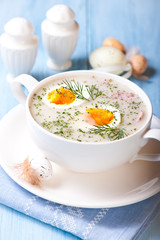 Obraz na płótnie Canvas Barszcz z jajkiem i białą kiełbasą (Polska Wielkanoc zupa)