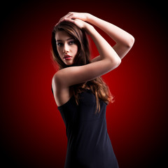brünette Frau im Abendkleid