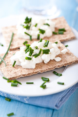 Wholemeal crispbread with quark and chive