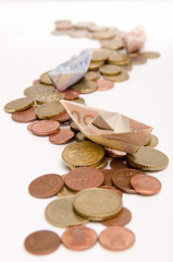 Geldstraße mit Geldschein-Schiffchen