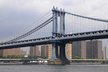 Fototapeta na wymiar Manhattan Bridge widziany z East River, Nowy Jork, USA
