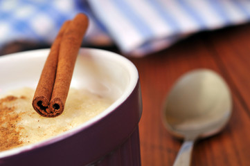 Bâton de cannelle et riz au lait