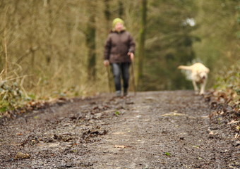 Femme marchant avec son chien