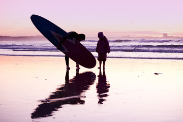Fototapeta na wymiar Kobieta surfer