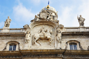 Fototapeta premium City hall statues