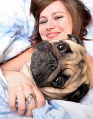 fille avec carlin dans son lit