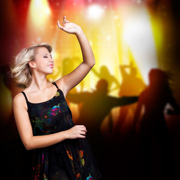junge blonde Frau vor Party-Hintergrund
