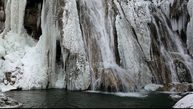 cascade d'eau et de glace