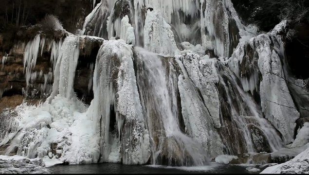 cascade de glace et d'eau