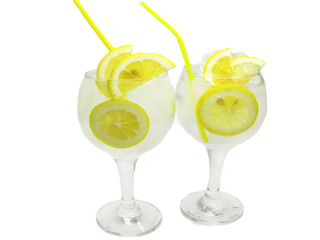 alcoholic cocktail drinks with lemon