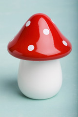 Pilz mit roten Punkten