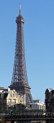Fototapeta na wymiar Paris, tour Eiffel et métro aérien