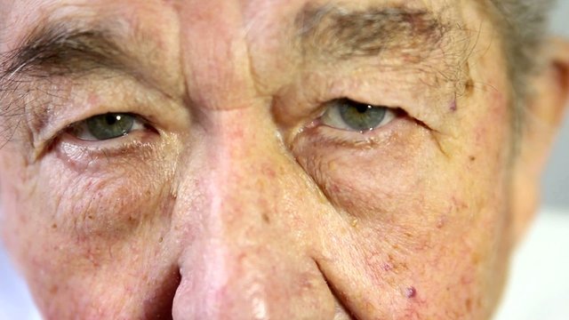 Senior &ouml;ffnet die Augen