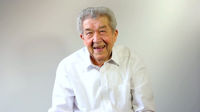 Senior klatscht in die H&auml;nde