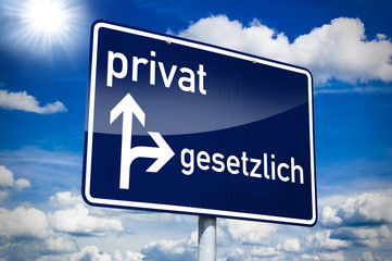 Ortseingangsschild blau mit Privat und Gesetzlich