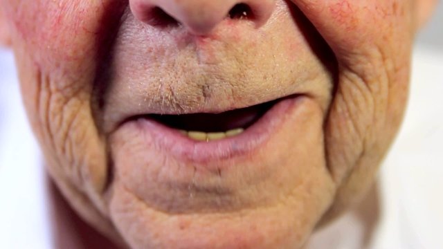 Senior spricht und lacht