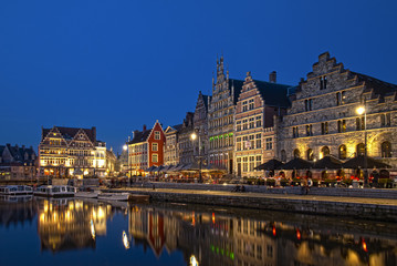 Fototapeta na wymiar Wieczór w Ghent, Belgia Graslei przystani