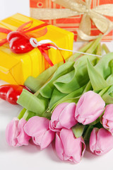 Obraz na płótnie Canvas Pink tulips and gift box