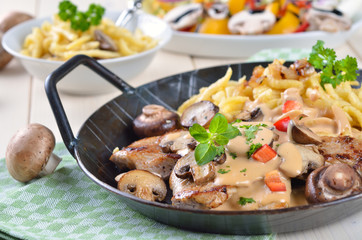 Jägerschnitzel mit Pilzrahmsoße in der Servierpfanne