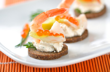 Partyhäppchen mit Frischkäse, Crevetten und Lachskaviar