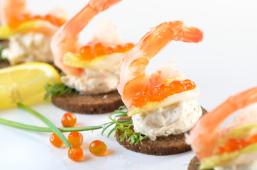 Garnelenhäppchen mit Lachskaviar und Frischkäse